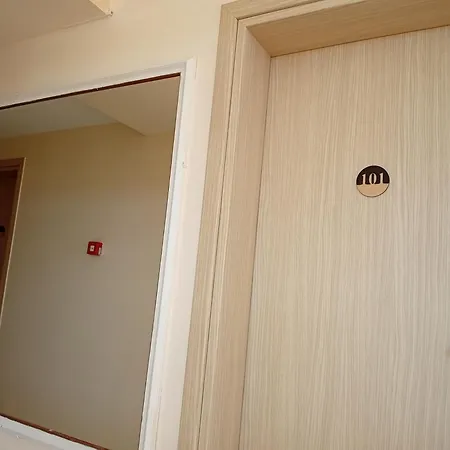 Leonidas Hotel&studios Hotel Cos