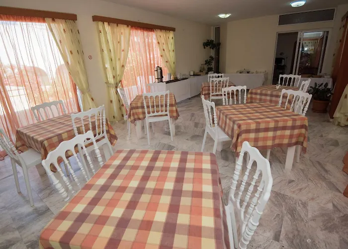 Leonidas Hotel&studios Cos