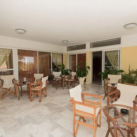 Отель Leonidas & 2*