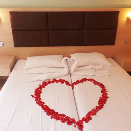 Отель Leonidas &