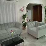Leonidas & מלון 2*