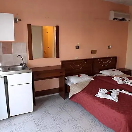 Leonidas Hotel&studios Cos