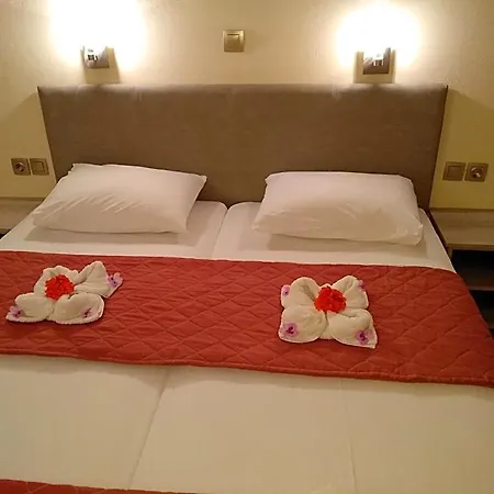 Leonidas Hotel&studios Hotel 2*