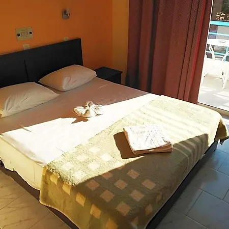Leonidas Hotel&studios Cos