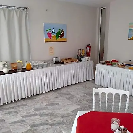 Leonidas Hotel&studios Cos