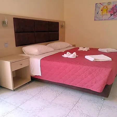 Leonidas Hotel&studios Cos