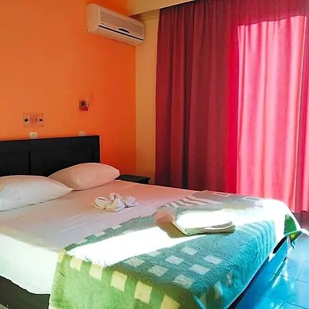 Leonidas Hotel&studios Cos