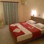 Leonidas Hotel&studios Cos