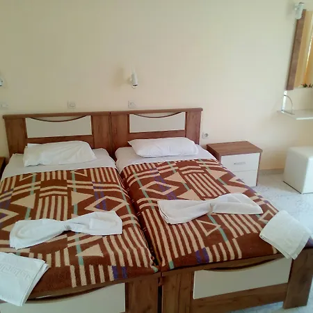 Leonidas Hotel&studios Cos