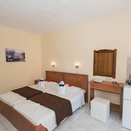 Leonidas Hotel&studios Cos