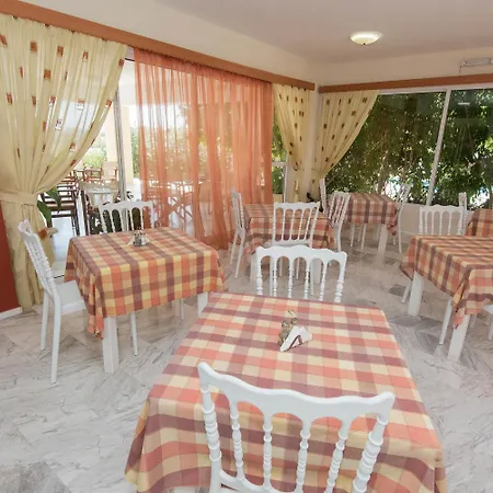 Leonidas Hotel&studios Cos