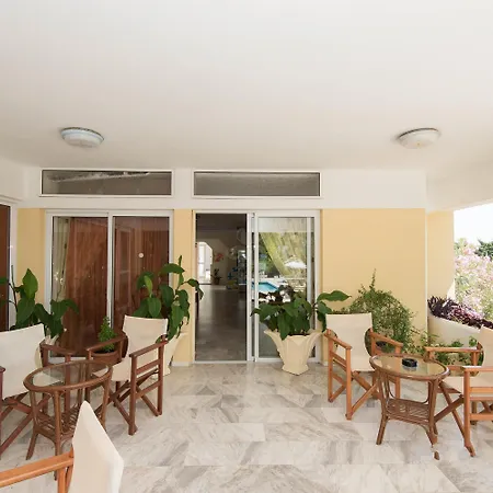 Leonidas Hotel&studios Cos