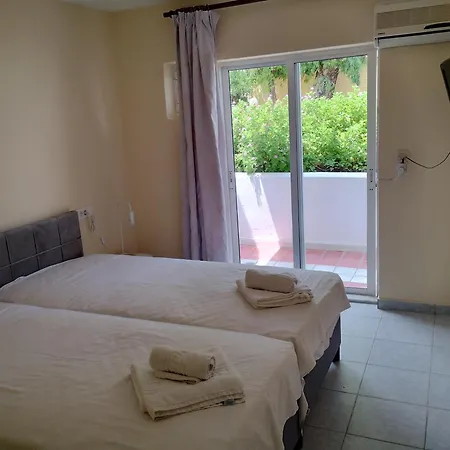 Leonidas Hotel&studios Cos
