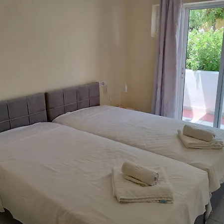 Leonidas Hotel&studios 2*