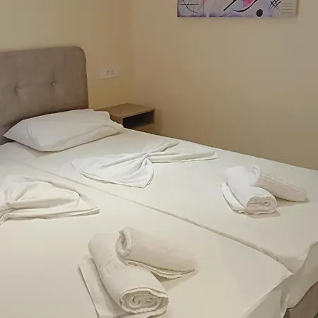 Leonidas Hotel&studios Cos