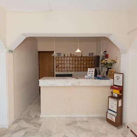 Leonidas Hotel&studios Cos
